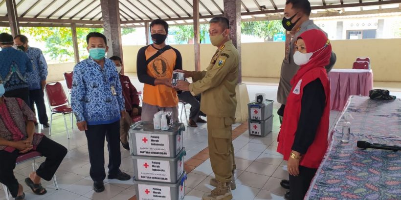 Penyerahan Bantuan Sosial PMI di Pendopo Kecamatan Ambarawa