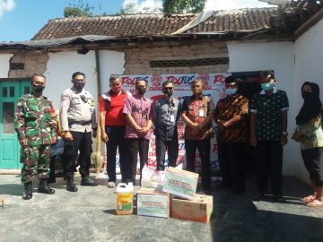 Penyerahan Bantuan untuk Warga Kelurahan Baran yang Rumahnya Roboh