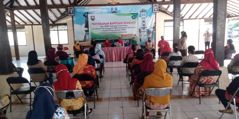 Penyerahan Bantuan Sembako dari BPBD Kabupaten Semarang oleh Ketua Tim Penggerak PKK Kabupaten Semarang