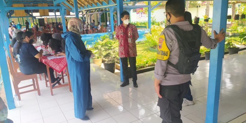 Monitoring Pelaksanaan Vaksinasi Covid-19 di SMP Mater Alma Ambarawa, Klinik Sari Medika dan Kelurahan Lodoyong