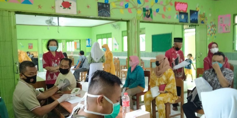 Pemantauan Pelaksanaan Vaksinasi Covid-19 di SMK Islam Sudirman Ambarawa