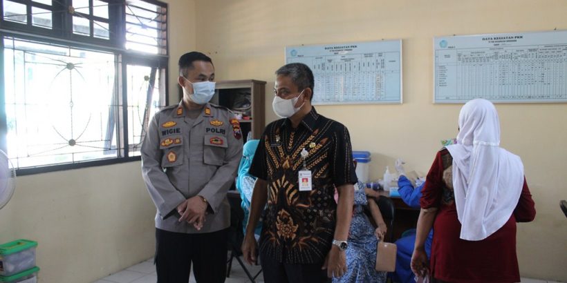 Monitoring Pelaksanaan Vaksinasi Dosis Ketiga (Booster) untuk Masyarakat Kabupaten Semarang di Kantor Kecamatan Ambarawa