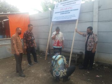 Pendampingan Pemasangan Papan Larangan Mendirikan Bangunan di Bahu Jalan oleh DPU Kabupaten Semarang di Area Sekitar Alun-alun Ambarawa