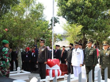 Tabur Bunga di Makam Pahlawan dr. Cipto Mangunkusumo