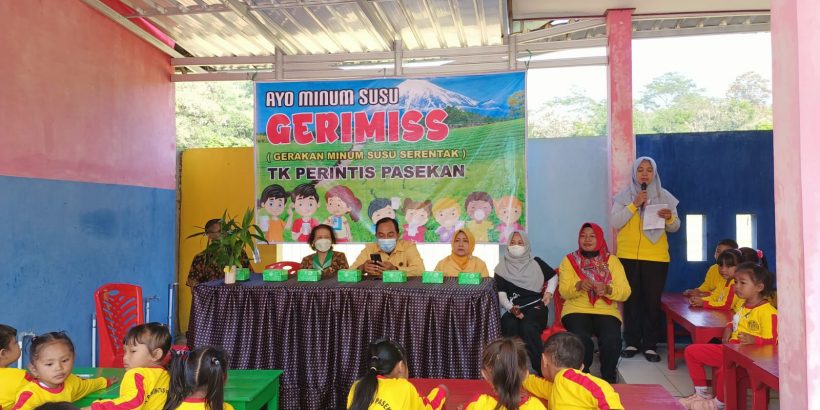 Monitoring Gerakan Minum Susu Serentak (Gerimiss) di TK Perintis Desa Pasekan