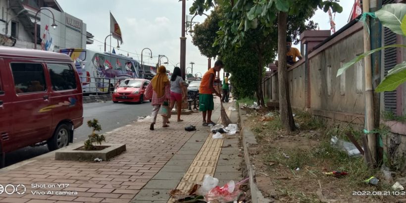 Pembersihan Sampah di Jalur Karnaval Ambarawa 2022