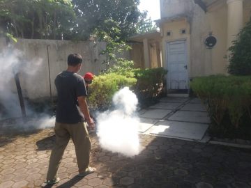 Pelaksanaan Foging dalam rangka Pencegahan Penyakit Demam Berdarah (DBD) di lingkungan Kantor Kecamatan Ambarawa